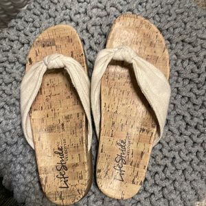 Has good cushion. Very cute dress up sandals